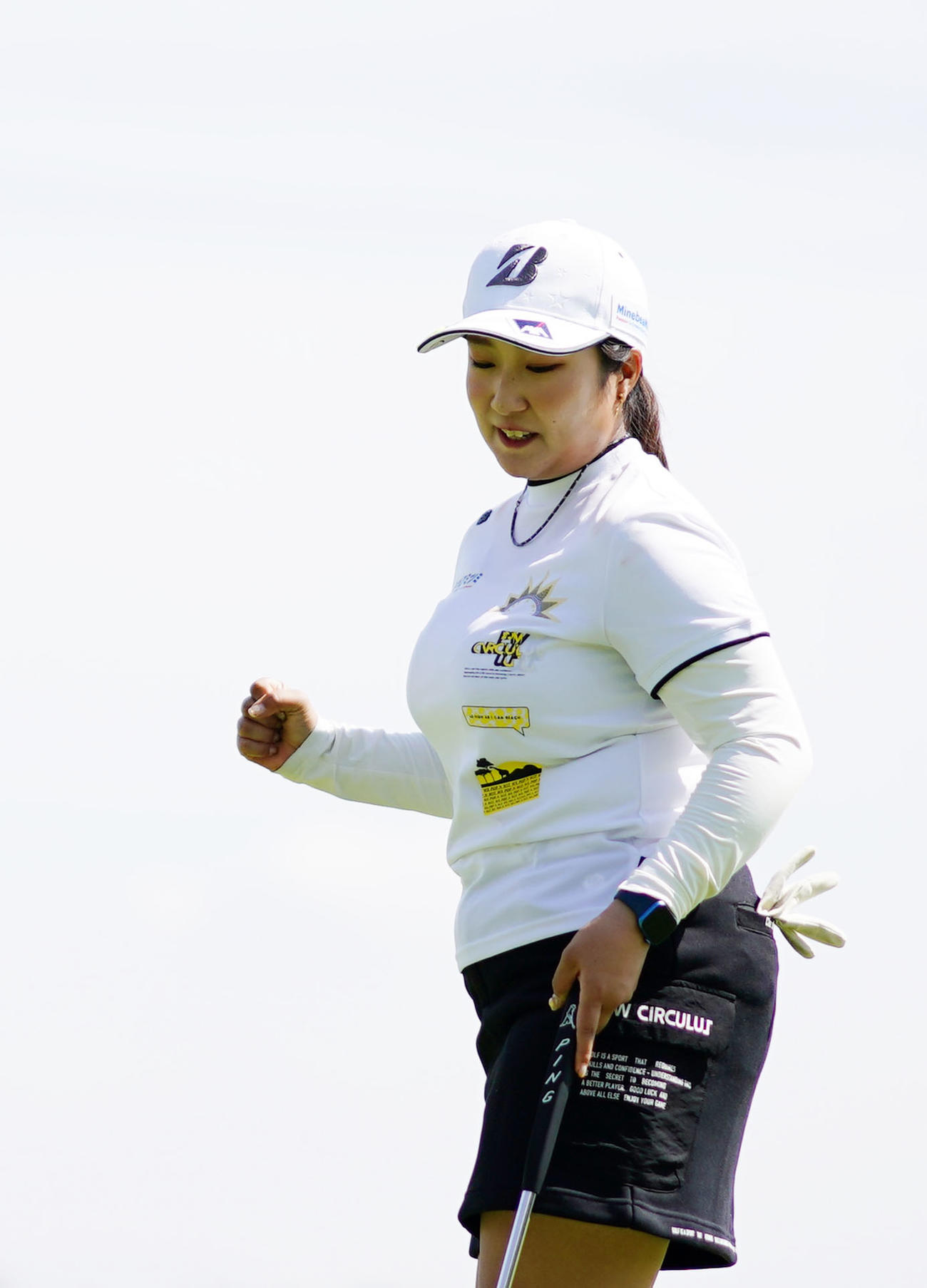 18番、ツアー初優勝を決めガッツポーズする阿部（撮影・横山健太）