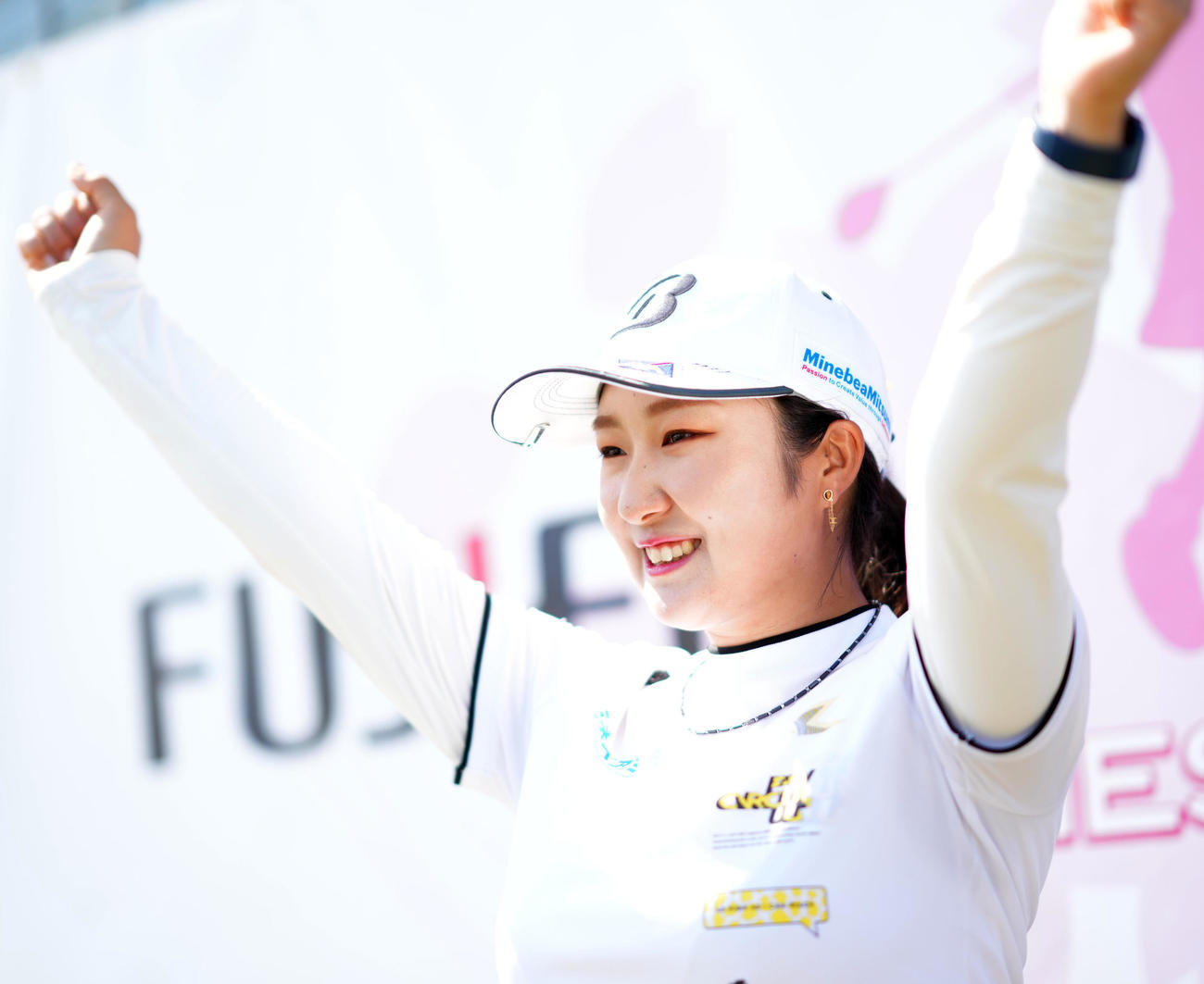 ツアー初優勝を決めガッツポーズする阿部（撮影・横山健太）