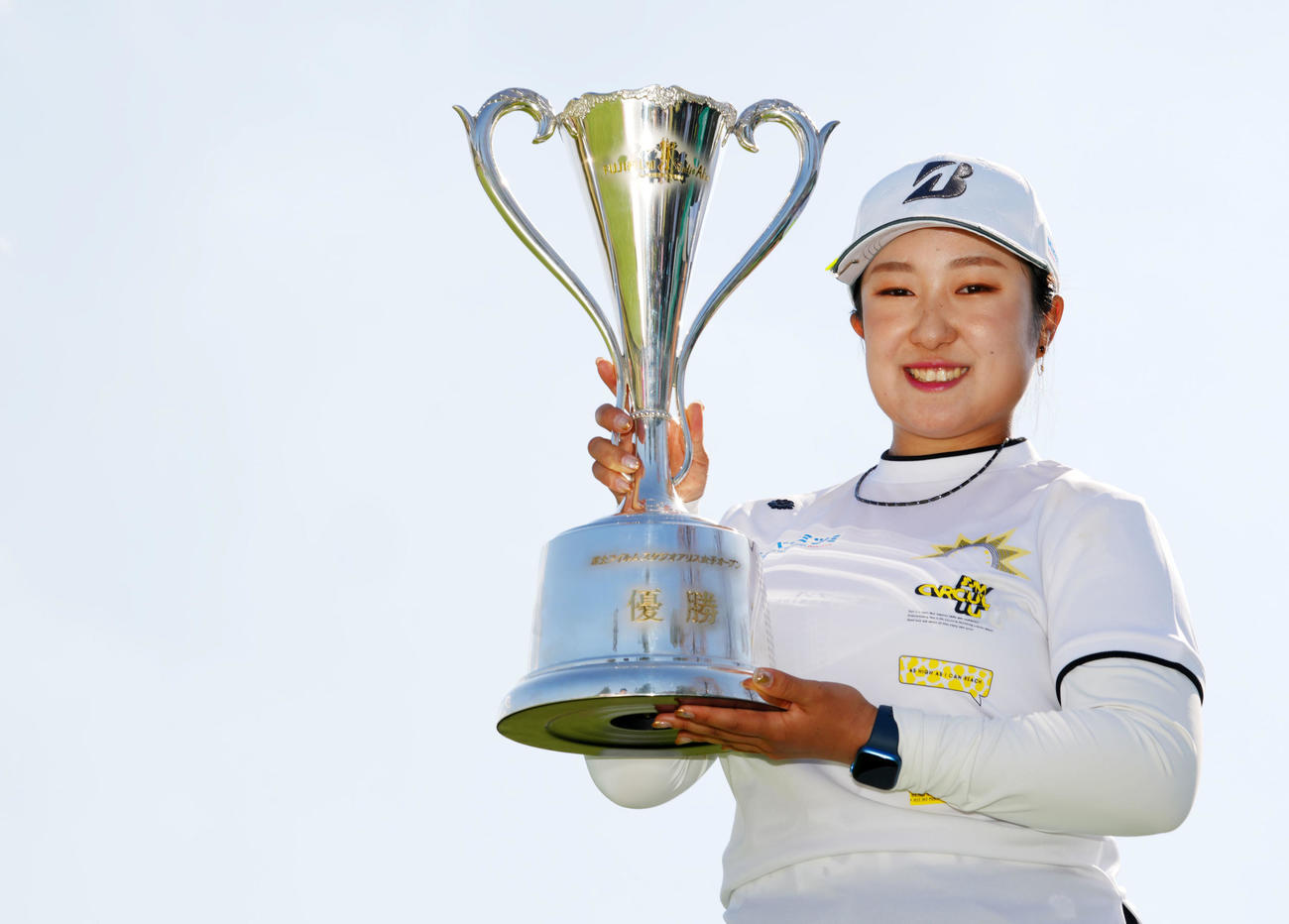 ツアー初優勝を果たし笑顔を見せる阿部（撮影・横山健太）