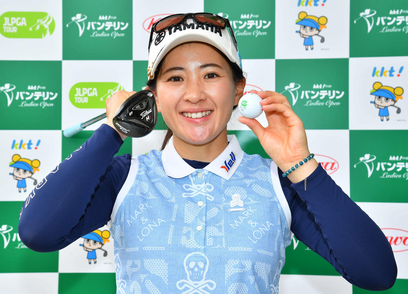 バンテリンレディス1日目　3番でホールインワンを達成し、記念球とクラブを手に笑顔を見せる永井花奈（撮影・岩下翔太）