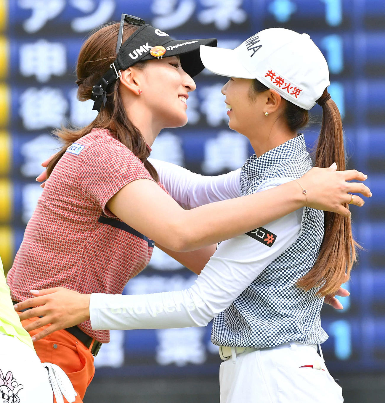 バンテリンレディス1日目　18番をホールアウトし、金沢志奈（右）と抱き合う脇元華（撮影・岩下翔太）