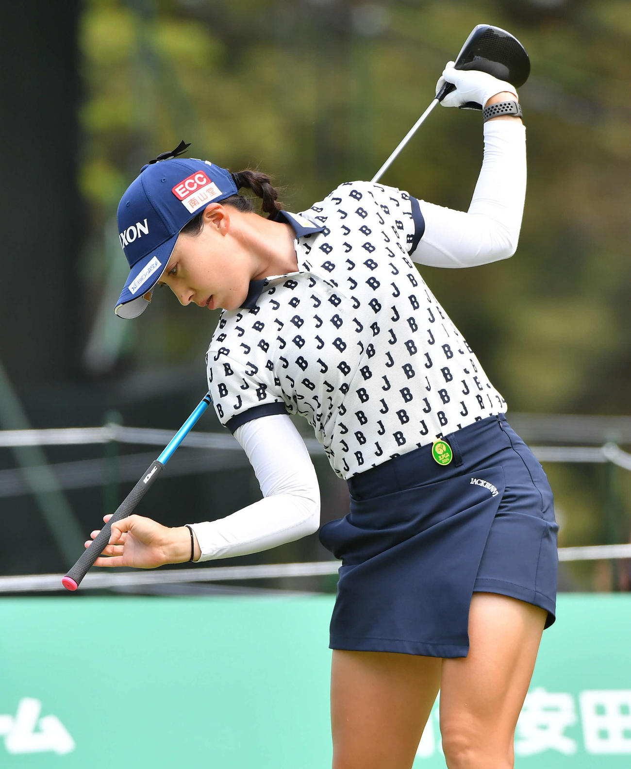 バンテリンレディス1日目　1番ティーグラウンドでストレッチをする村田理沙（撮影・岩下翔太）
