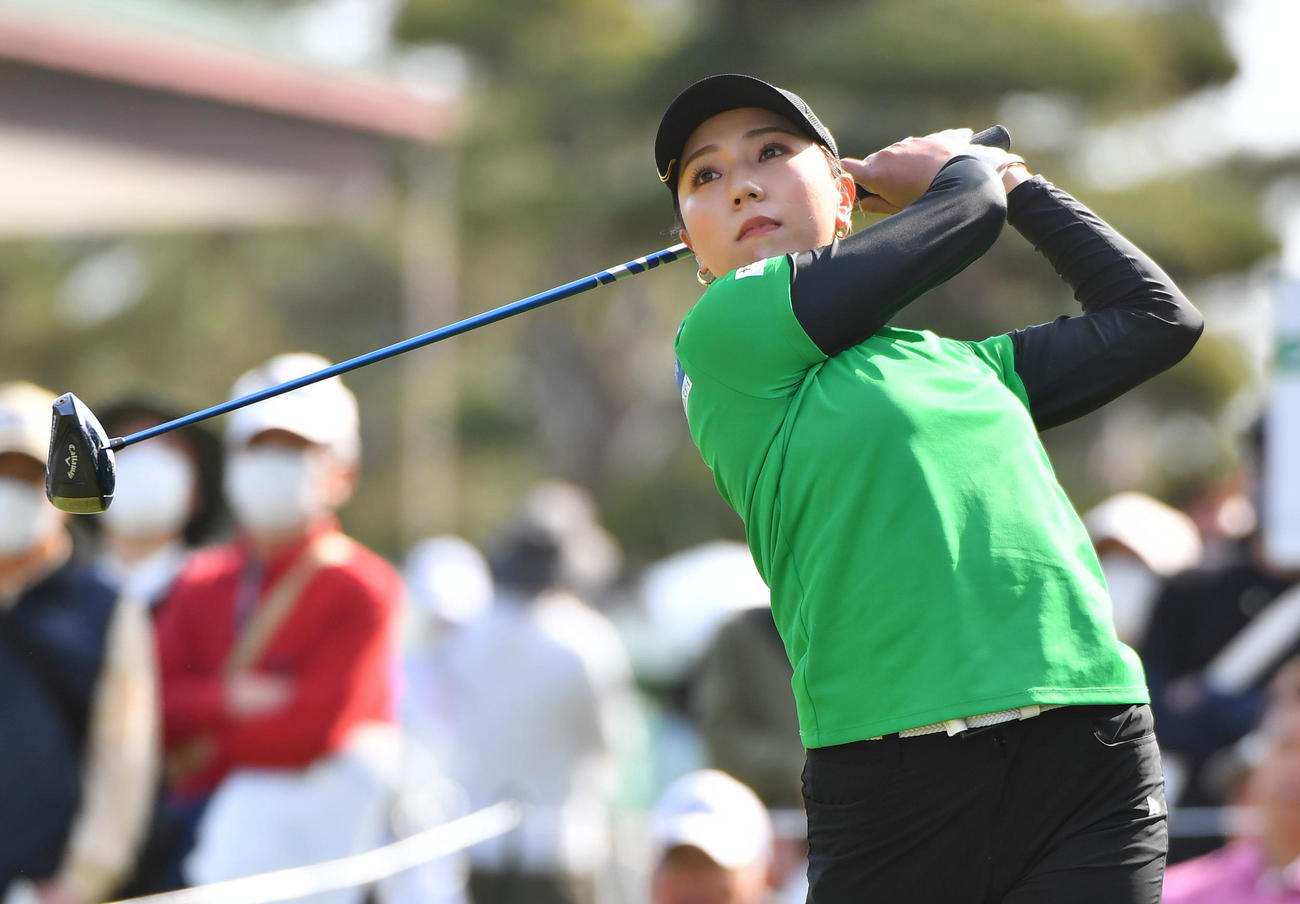 バンテリンレディス1日目　1番、ティーショットを放つ宮田成華（撮影・岩下翔太）