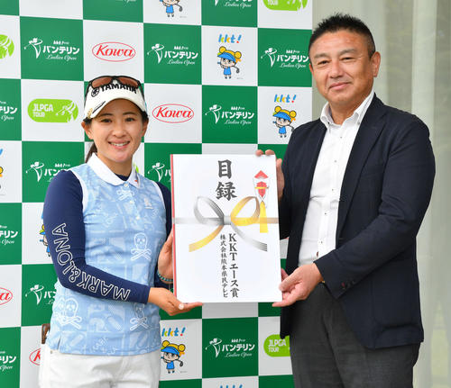 バンテリンレディス1日目　3番でホールインワンを達成し、賞金を授与される永井花奈（撮影・岩下翔太）