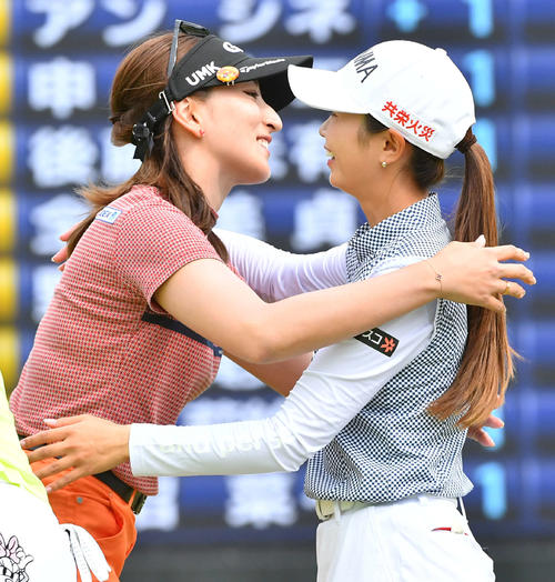 バンテリンレディス1日目　18番をホールアウトし、金沢志奈（右）と抱き合う脇元華（撮影・岩下翔太）