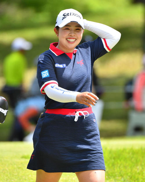 バンテリンレディス1日目　2番、笑顔で第2打へ向かう山下美夢有（撮影・岩下翔太）