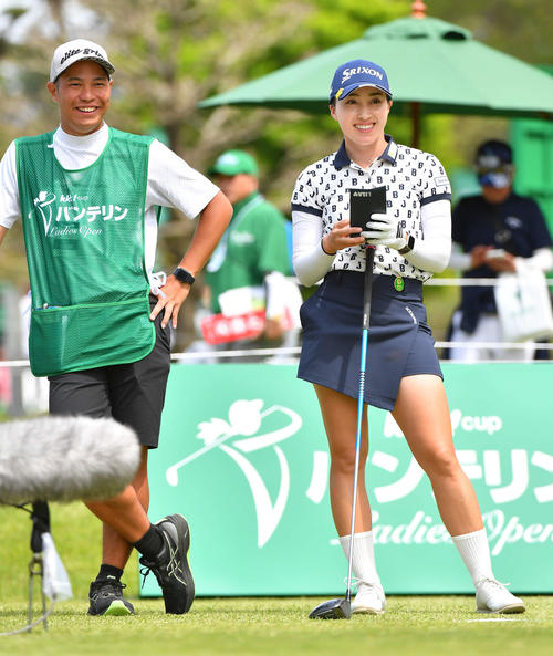 バンテリンレディス1日目　1番ティーグラウンドでキャディーと談笑する村田理沙（撮影・岩下翔太）