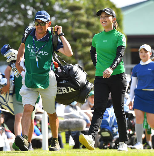 バンテリンレディス1日目　1番、笑顔で第2打へ向かう宮田成華（撮影・岩下翔太）