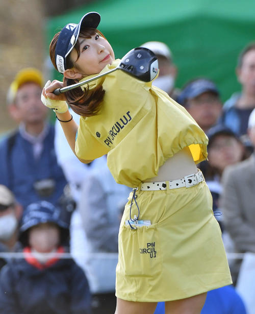 バンテリンレディス1日目　1番、ティーショットを放つ永嶋花音（撮影・岩下翔太）