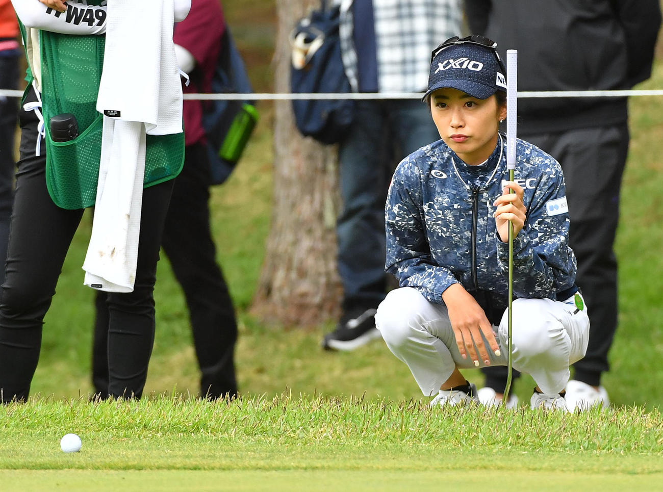 3番グリーンでラインを読む安田祐香（撮影・岩下翔太）