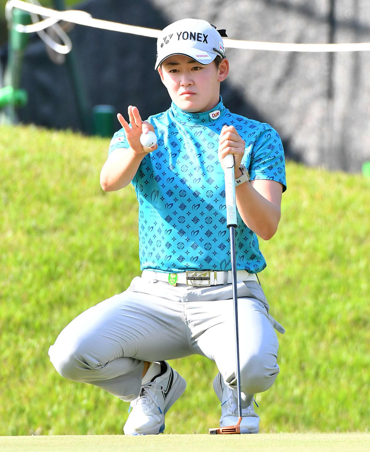 バンテリンレディス2日目　18番グリーンでラインを読む岩井明愛（撮影・岩下翔太）