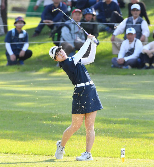 バンテリンレディス2日目　18番、第3打を放つ尾関彩美悠（撮影・岩下翔太）