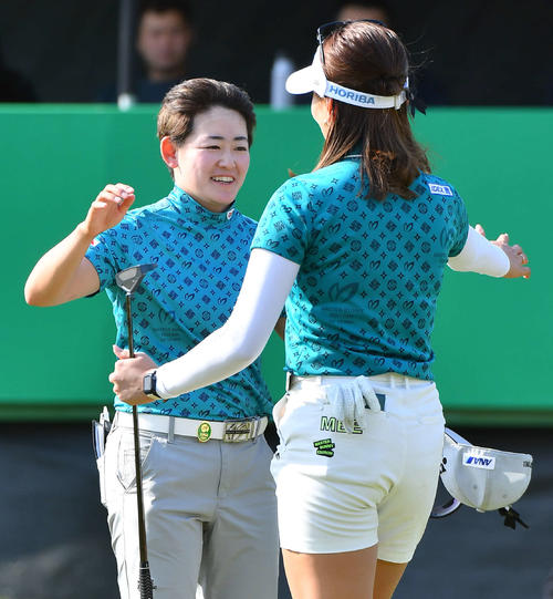 バンテリンレディス2日目　18番をホールアウトした脇元華（右）と抱き合う岩井明愛（撮影・岩下翔太）