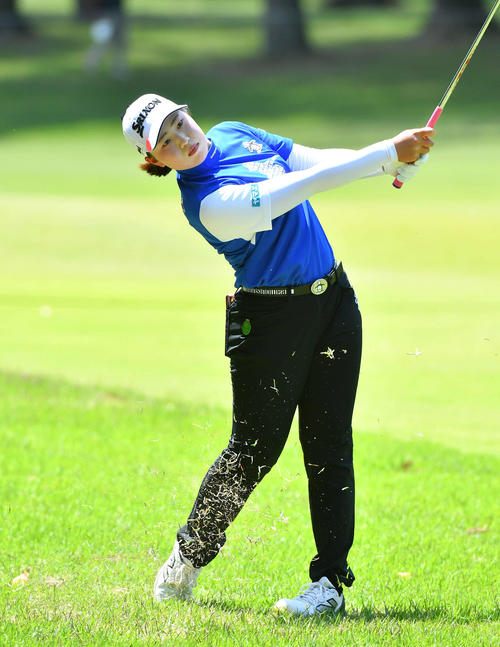 バンテリンレディス2日目　9番、第2打を放つ竹田麗央（撮影・岩下翔太）