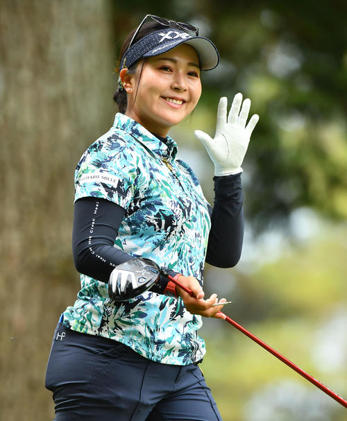 4番、カメラに向かって笑顔で手を振りながら第2打へ向かう青木瀬令奈（撮影・岩下翔太）