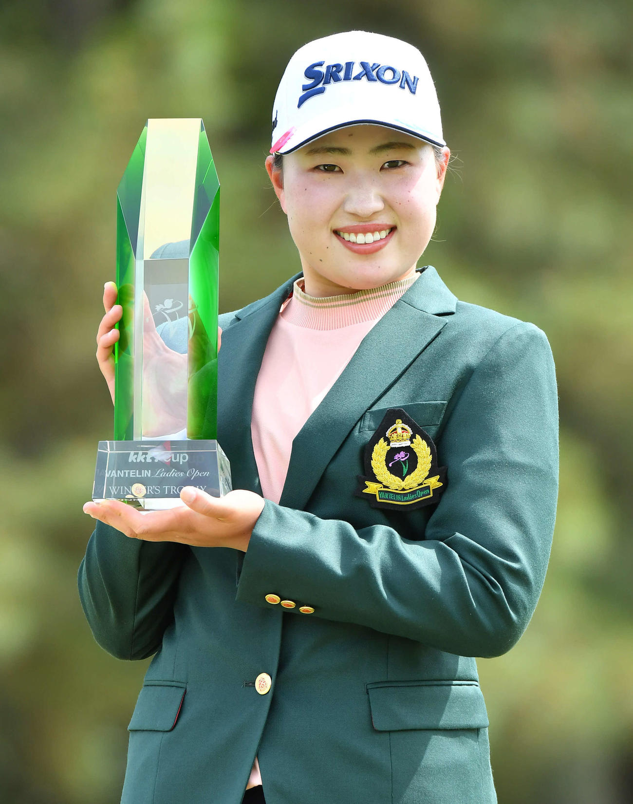 優勝し、笑顔でトロフィーを掲げる竹田麗央（撮影・岩下翔太）