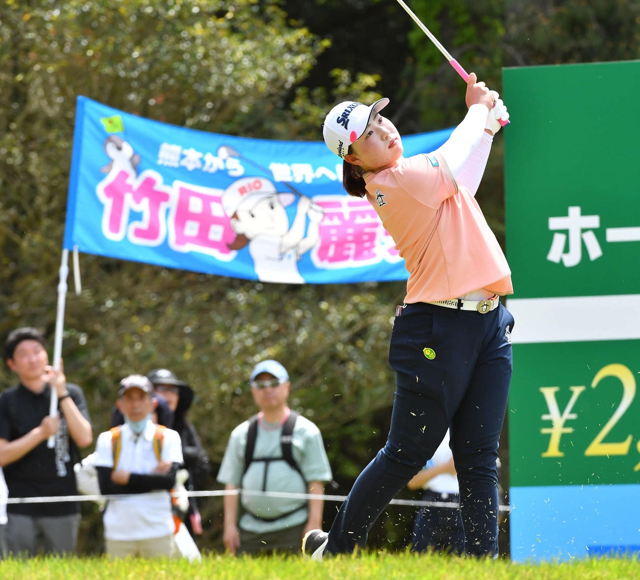 バンテリンレディス3日目　16番、横断幕を背にティーショットを放つ竹田麗央（撮影・岩下翔太）