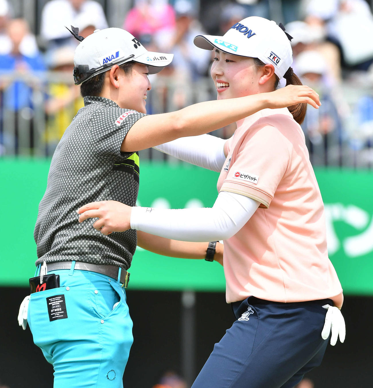 バンテリンレディス3日目　優勝した竹田麗央（右）は、岩井明愛と笑顔で抱き合う（撮影・岩下翔太）