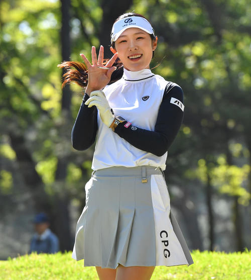 7番、カメラに向かって笑顔で手を振りながら第2打へ向かう高木萌衣（撮影・岩下翔太）