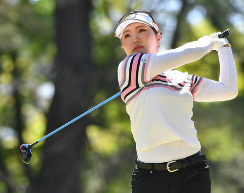 7番、ティーショットを放つ高橋彩華（撮影・岩下翔太）