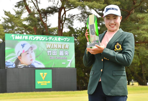 優勝し、笑顔でトロフィーを掲げる竹田麗央（撮影・岩下翔太）