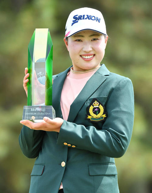 優勝し、笑顔でトロフィーを掲げる竹田麗央（撮影・岩下翔太）