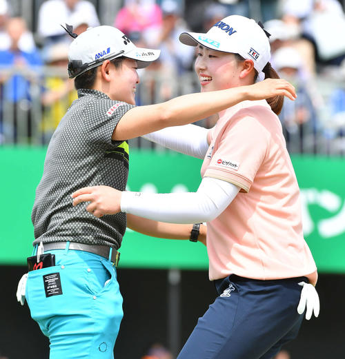 バンテリンレディス3日目　優勝した竹田麗央（右）は、岩井明愛と笑顔で抱き合う（撮影・岩下翔太）