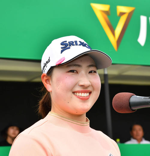 バンテリンレディス3日目　笑顔で優勝インタビューを受ける竹田麗央（撮影・岩下翔太）
