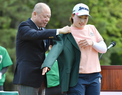 バンテリンレディス3日目　表彰式でグリーンジャケットを着る竹田麗央（撮影・岩下翔太）