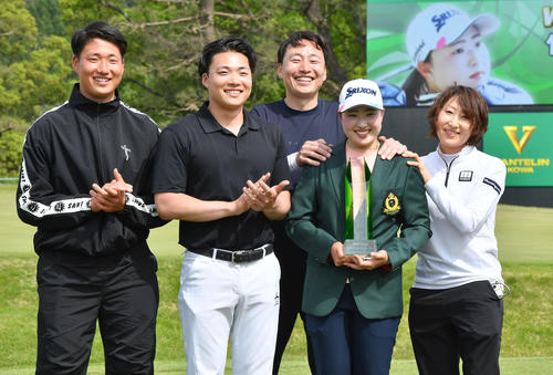 バンテリンレディス3日目　優勝した竹田麗央（右から2人目）は、弟の征士朗さん（左端）、兄の有男さん（左から2人目）、父の宜史さん（中央）、母の哲子さん（右端）と笑顔で記念撮影する（撮影・岩下翔太）