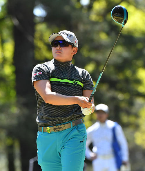 7番、ティーショットを放つ岩井明愛（撮影・岩下翔太）