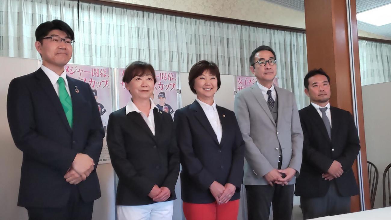 サロンパスカップ出場選手決定会見に出席したJLPGA小林浩美会長（左から3人目）