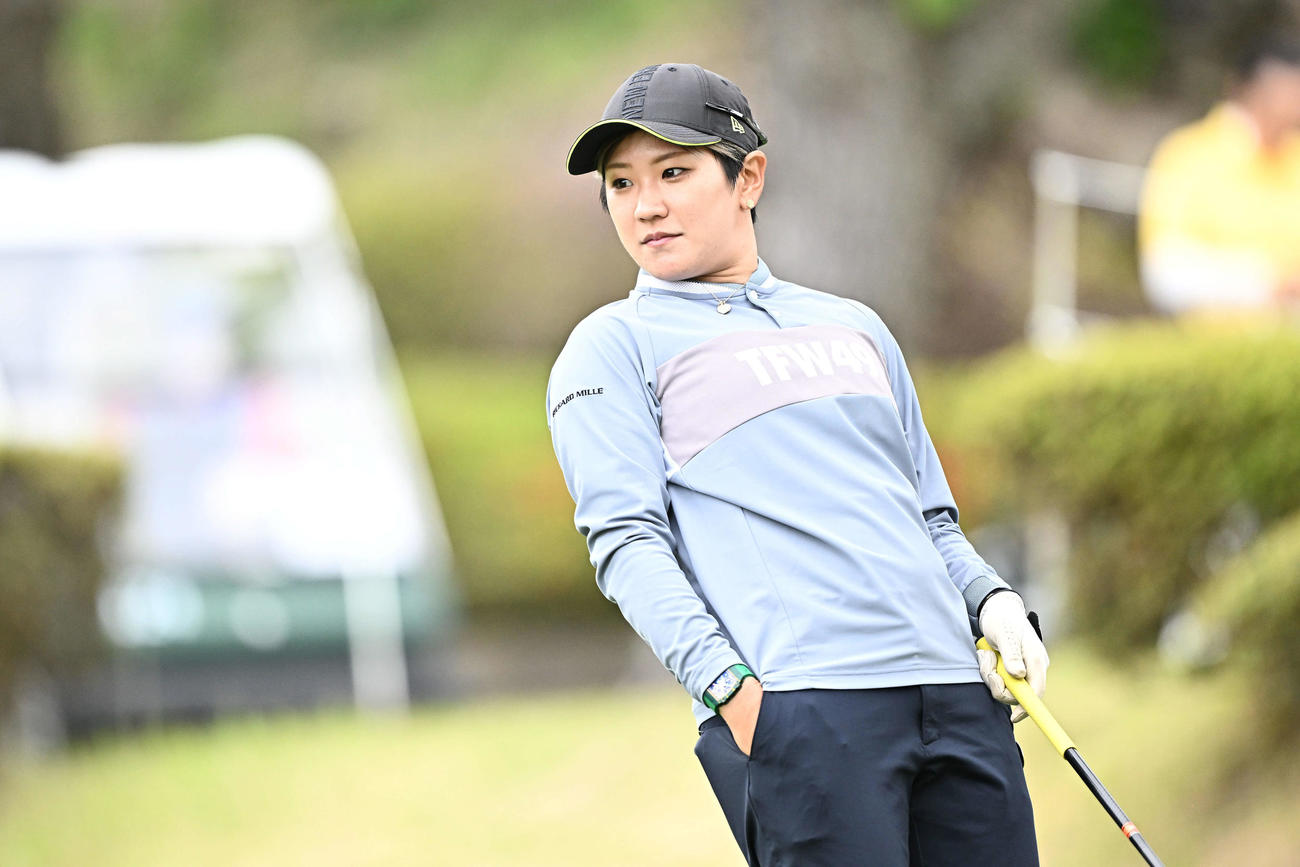 ティーショットの打球を見る成田（撮影・滝沢徹郎）