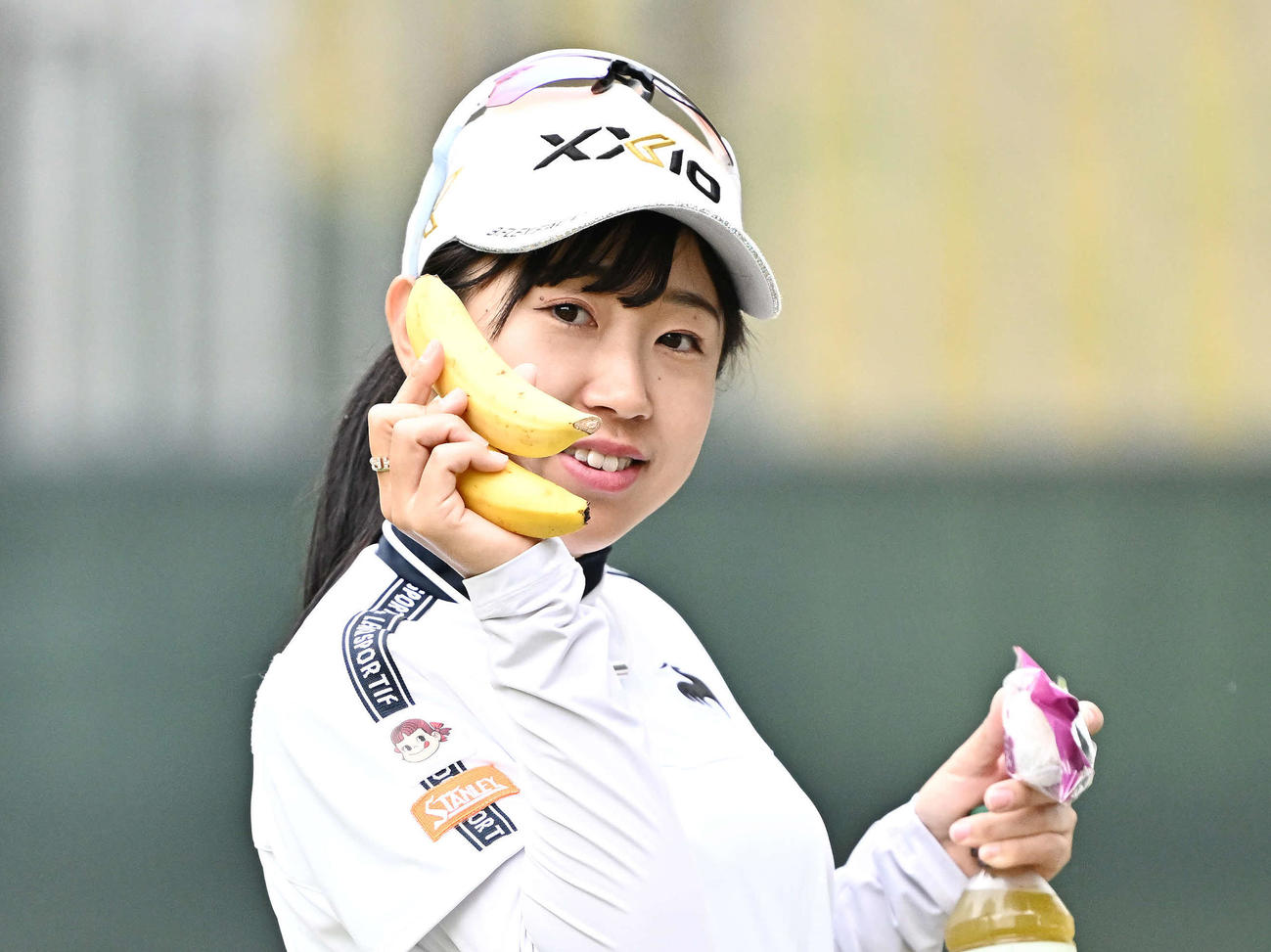 プロアマ戦でバナナを手にする菅沼（撮影・滝沢徹郎）