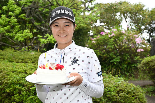 報道陣から贈られたバースデーケーキを手に笑顔の神谷（撮影・滝沢徹郎）