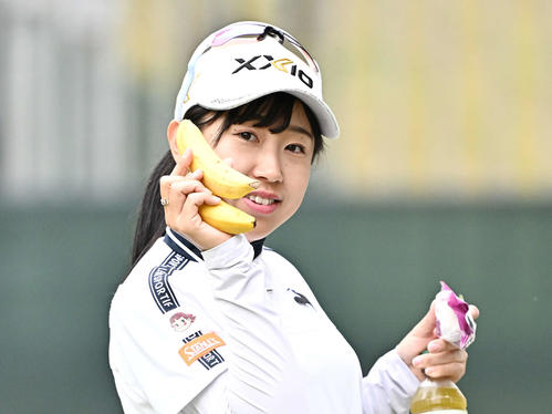 プロアマ戦でバナナを手にする菅沼（撮影・滝沢徹郎）