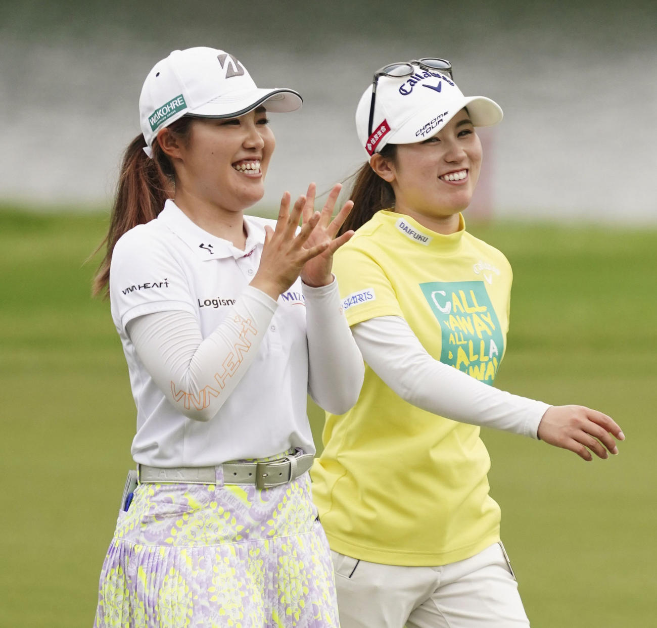 練習ラウンドで笑顔を見せる古江彩佳（左）と西村優菜（共同）