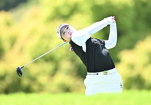 5番、ティーショットを放つ竹田（撮影・滝沢徹郎）