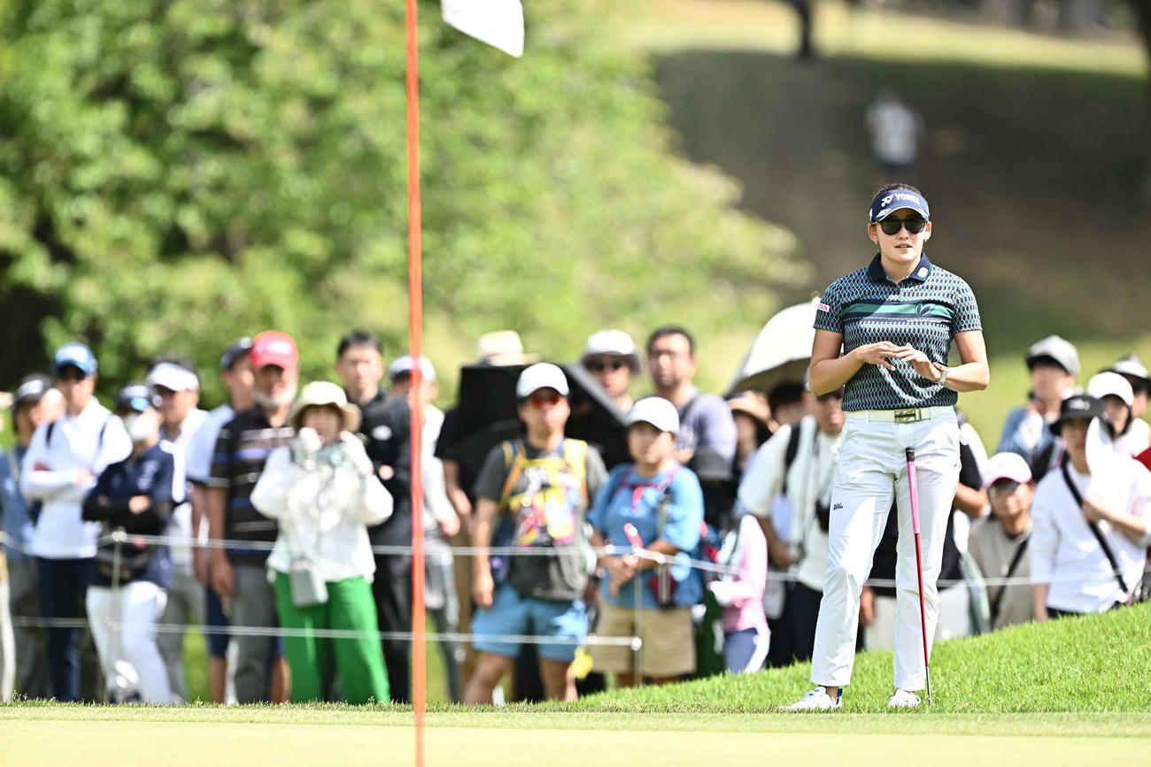 2番、ギャラリーの注目を集める岩井千（撮影・滝沢徹郎）