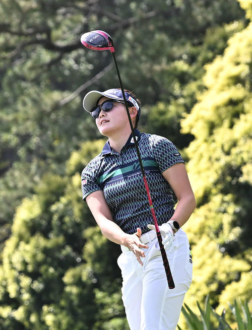 3番、ティーショットを放つ岩井千（撮影・滝沢徹郎）