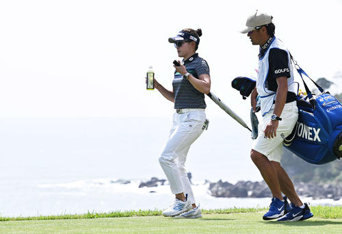 3番、海を背にラウンドする岩井千（撮影・滝沢徹郎）