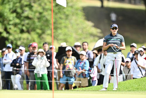 2番、ギャラリーの注目を集める岩井千（撮影・滝沢徹郎）