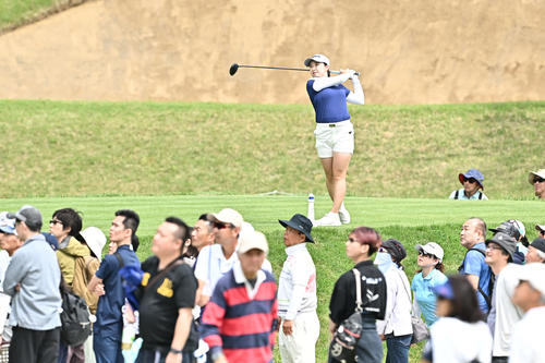 4番、ティーショットを放つ小祝（撮影・滝沢徹郎）