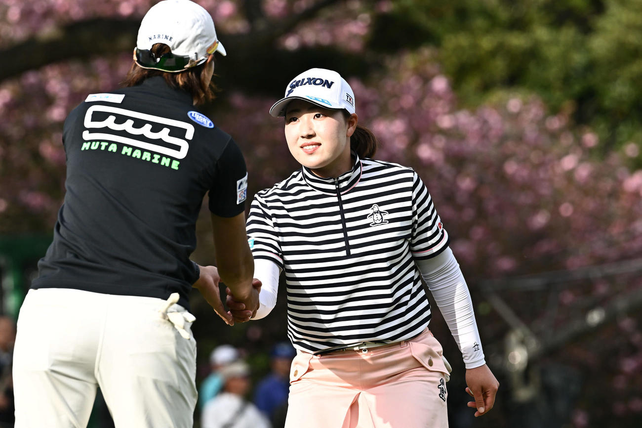 ホールアウトした竹田（右）は野沢と握手を交わす（撮影・滝沢徹郎）