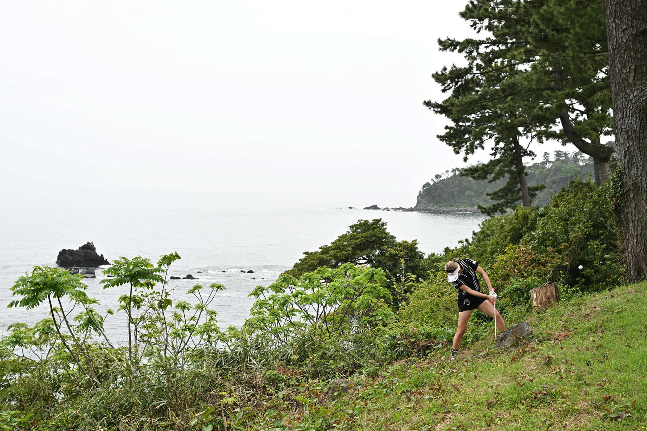 3番、海沿いのラフからリカバリーショットを放つ金田（撮影・滝沢徹郎）