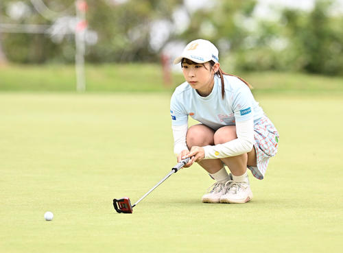 3番、グリーンを読む永嶋（撮影・滝沢徹郎）
