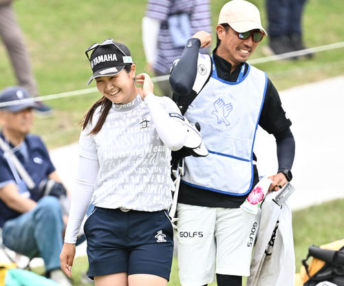 笑顔でラウンドする神谷そら（撮影・滝沢徹郎）