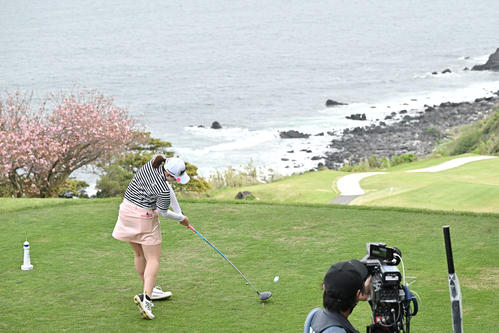 16番、ティーショットを放つ竹田（撮影・滝沢徹郎）