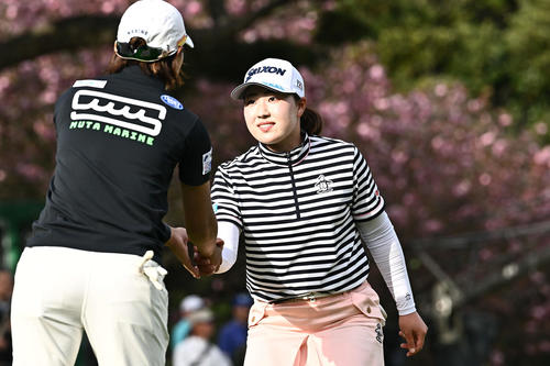 ホールアウトした竹田（右）は野沢と握手を交わす（撮影・滝沢徹郎）