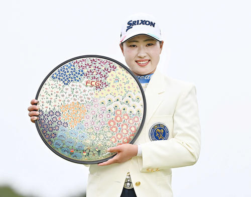 優勝トロフィーを手に記念撮影する竹田（撮影・滝沢徹郎）